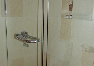 Deluxe-Room-Shower